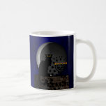 Chat Noir Chanukah mit Menorah Kaffeetasse<br><div class="desc">Eine Silhouette von Théophile Steinlens Black Cat für den Le Chat Noir Club in einem modernen Ambiente für Chanukah mit einer schwarzen Katze mit einer hellen Menorah und einem schwindenden Mond.</div>