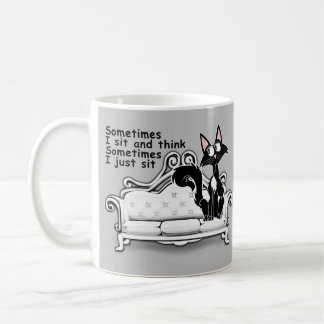 Chat sitzend und vielleicht denken Tasse
