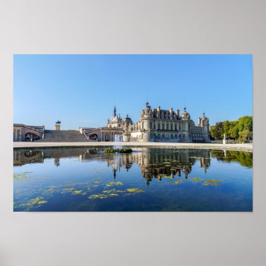 Chateau de Chantilly mit Reflektion in einem Teich Poster (Vorne)