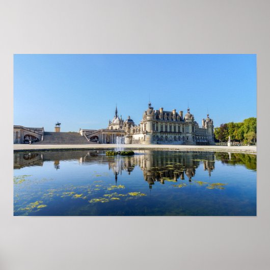 Chateau de Chantilly mit Reflektion in einem Teich Poster (Vorne)