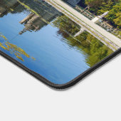 Chateau de Chantilly mit Reflektion in einem Teich Schreibtischunterlage (Ecke)