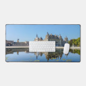 Chateau de Chantilly mit Reflektion in einem Teich Schreibtischunterlage (Tastatur & Maus)
