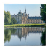 Chateau de Chantilly und Reflexion in einem Teich Fliese (Vorderseite)