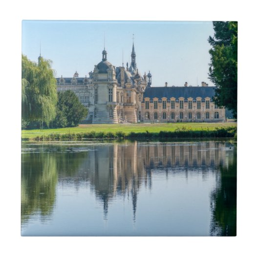 Chateau de Chantilly und Reflexion in einem Teich Fliese (Vorderseite)