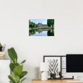 Chateau de Chantilly und Reflexion in einem Teich Poster (Heimbüro)