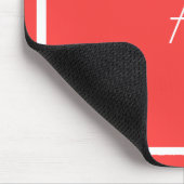 Cheap Coral Red Mousepad mit weißem Monogramm (Ecke)