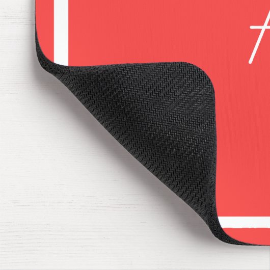 Cheap Coral Red Mousepad mit weißem Monogramm (Ecke)