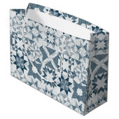Cheater Traditionelle Patchwork Stars Quilt Blue Große Geschenktüte (Rückseite Schrägansicht)