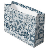 Cheater Traditionelle Patchwork Stars Quilt Blue Große Geschenktüte (Vorderseite Schrägansicht)