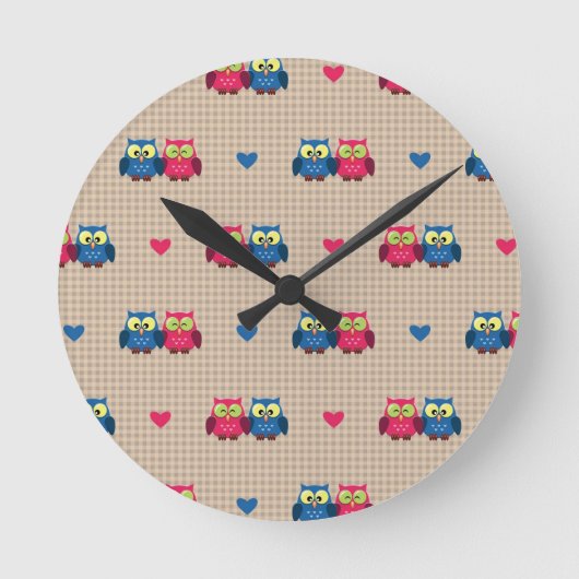 Checked pattern with love owls runde wanduhr (Vorderseite)