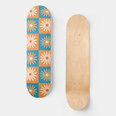 Checkered Daisy-Blume auf Orange- und Blue-Quadrat Skateboard (Vorderseite)