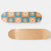 Checkered Daisy-Blume auf Orange- und Blue-Quadrat Skateboard (Horizontal)