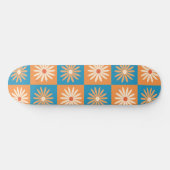Checkered Daisy-Blume auf Orange- und Blue-Quadrat Skateboard (Horizontal)