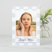 Checkered Grad graduation announcement Blue Ankündigung (Stehend Vorderseite)