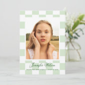 Checkered Grad graduation announcement green Ankündigung (Stehend Vorderseite)