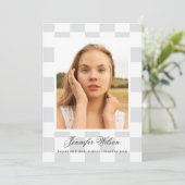Checkered Grad graduation announcement Grey Ankündigung (Stehend Vorderseite)