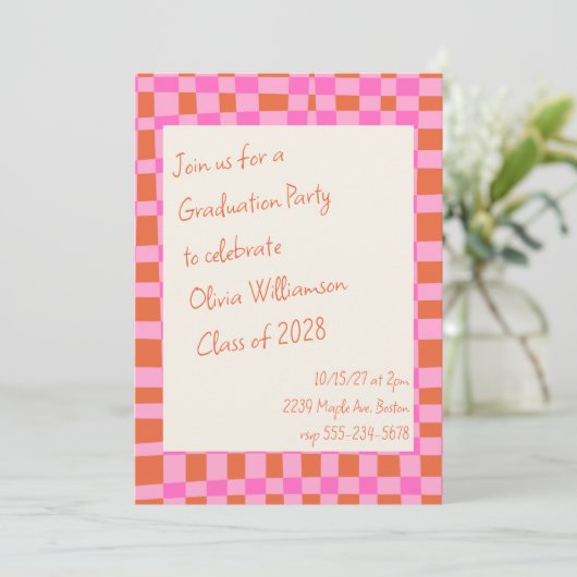 Checkered Rosa Orange Script Fun Graduation Party Einladung (Stehend Vorderseite)