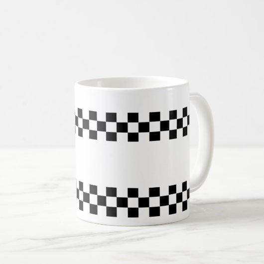 Checkered Schachbrett-Schwarz-weiße Tasse (VorderseiteRechts)