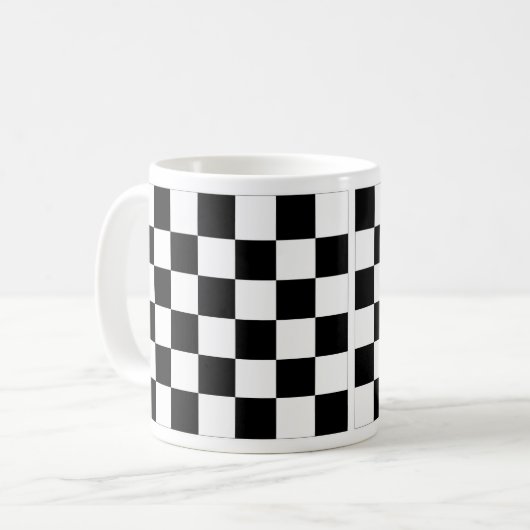 Checkered Schwarzweiss-Auto, das Flagge läuft Kaffeetasse (Vorderseite Links)
