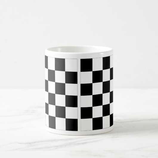 Checkered Schwarzweiss-Auto, das Flagge läuft Kaffeetasse (Mittel)