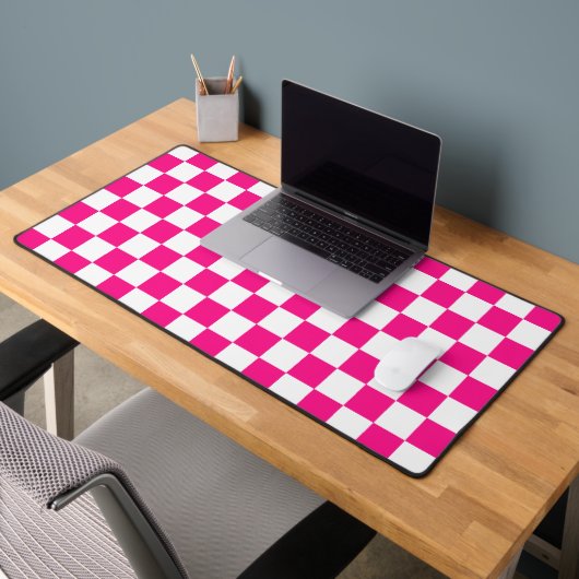 Checkered squares hot pink white geometric retro schreibtischunterlage (Büro 2)