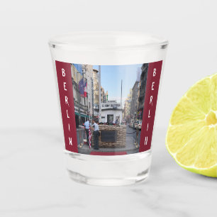 Checkpoint Charlie Berlin   Farbversion Schnapsglas