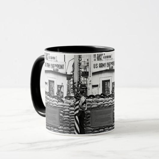 Checkpoint Charlie Berlin Tasse (Vorderseite Links)