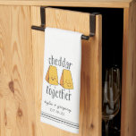 Cheddar Zusammen Niedlicher Funny Cheese Puff Geschirrtuch<br><div class="desc">Dieses lustige Käsehandtuch in der Küche zeigt das Spiel auf den Worten Phrase "cheddar together" mit zwei kawaii Stil Cheddar Käse-Ketten,  die Hände halten. Persönlich mit Ihren Namen und Ihrem Hochzeitsdatum oder Jahrestag,  oder erstellen Sie ein einzigartiges und lustiges Geschenk für ein Käse liebendes Paar.</div>