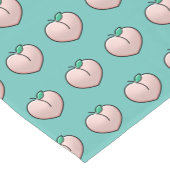 Cheeky Peach Pattern auf Aquamarin Kurzer Tischläufer (Ecke)