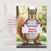 🎓Cheeky Squirrel Graduation Announcement Einladung (Vorne/Hinten)