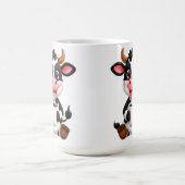 Cheerful Cartoon Cow Drinking Milk Kaffeetasse (Mittel)