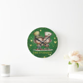 Cheerful St. Patrick’s Day Party Illustration Runde Wanduhr (Zuhause)