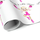 Cheerleader im Pink verbreitete einen wenigen Geschenkpapier (Rolleneckpunkt)
