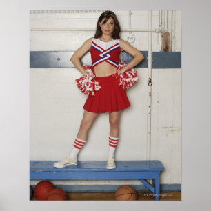 Cheerleader stehend auf Bank in der Nähe von Baske Poster