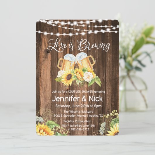 Cheers and Beers Rustic Couples Dusche Einladung (Stehend Vorderseite)