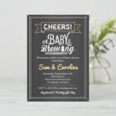 Cheers Baby wird Chalkboard Baby Dusche zubereiten Einladung (Stehend Vorderseite)