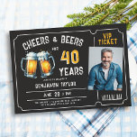 Cheers Beers Ticket Men Black 40. Geburtstag Foto Einladung<br><div class="desc">Sie suchen nach Ideen zum 40. Party für Männer? Diese rustikalen Geburtstagsfeier mit einem Party-Thema, das eine Illustration von zwei Biersorten, dem Titel "Cheers and Beers", einem Ticketrahmen und einer Fotovorlage enthält, sind nur die.. Tickets, um Ihren Mann stilvoll zu feiern. Diese Party Einladungen zum 40. Geburtstag für Männer mit...</div>