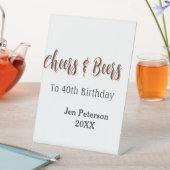 Cheers & beers to 40th birthday gray name year sin sockelschild (In Situ)