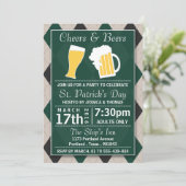 Cheers & Beers Trendy St. Patrick's Day Party Einladung (Stehend Vorderseite)