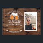 Cheers & Bier Birthday Wood Party Foto Einladung<br><div class="desc">Rustikales Holz Foto fröhlich und Biere Geburtstagsparty laden Design ein. Perfekt für jedes Alter Geburtstagsparty. ÄNDERN SIE DEN TEXT EINFACH,  UM IHR PARTY . Rückdruck im Lieferumfang enthalten</div>