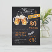 Cheers & Biere Rustikales Chalkboard jedes Alter G Einladung (Stehend Vorderseite)