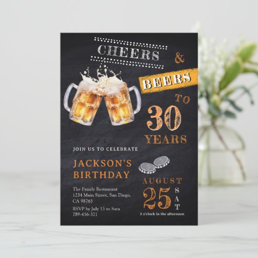 Cheers & Biere Rustikales Chalkboard jedes Alter G Einladung (Stehend Vorderseite)