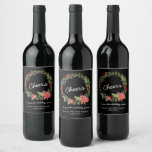 Cheers Christmas Greenery Wine Label Weinetikett<br><div class="desc">Dieses Weihnachtsweinlabel besticht durch einen Weihnachtsbaumkranz mit üppigen Filialen,  rustikale rote Blume auf schwarzem Hintergrund mit handgeschriebenem Text Cheers. Ein sinnliches,  stimmungsvolles und helles Geschenk für Wintertage.</div>