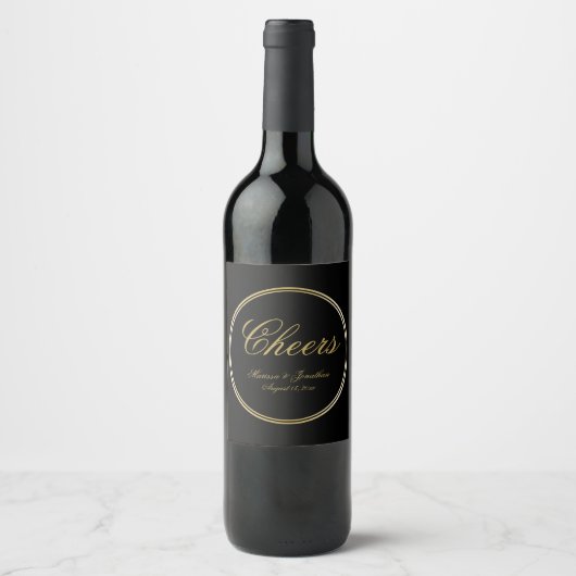 Cheers Elegant Black Gold Calligraphy Wedding Weinetikett (Vorderseite)