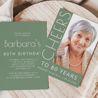 Cheers-Foto-Typografie Salbeigrün 80. Geburtstag Einladung