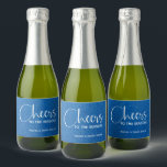 Cheers Imitate Blue GLITZER Christmas Mini Schaumweinetikett<br><div class="desc">Machen Sie sich mit diesen personalisierten Flaschenetiketten mit simuliertem blauen Glitzer Ihre eigenen Glühwein-Split-Favoriten für den Weihnachtsurlaub! Fügen Sie Ihrem Geschenk oder Ihrem Party eine personalisierte Touch hinzu.</div>