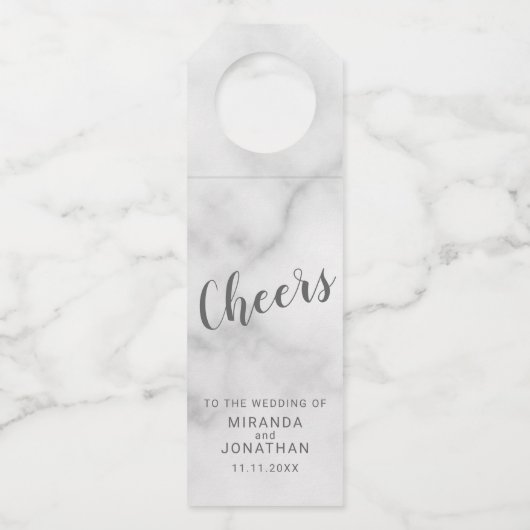'Cheers' Klasse Elegant Script Marble Wedding Flaschenanhänger (Vorderseite)