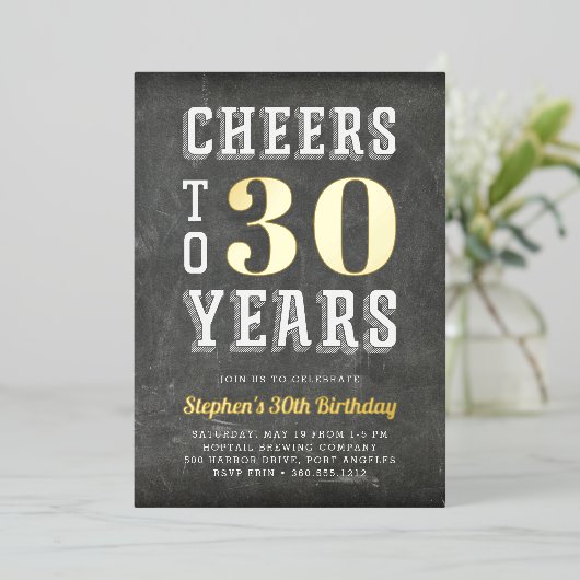 Cheers Milestone Geburtstagsparty Folieneinladung (Stehend vorne)