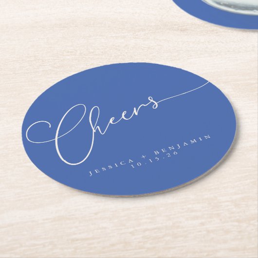 Cheers Minimal Blue Script Custom Wedding Runder Pappuntersetzer (Angewinkelt)