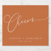 Cheers Minimal Burnt Orange Script Custom Wedding Alkoholflaschenetikett (Einzelnes Label)